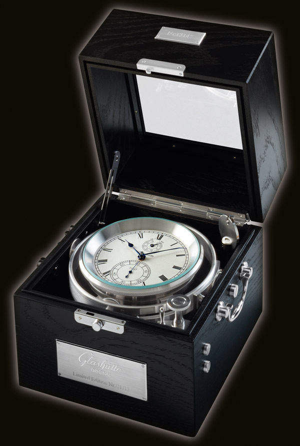 Coffret Glashütte Original associant un chronomètre de marine restauré et un Senator chronomètre Platine