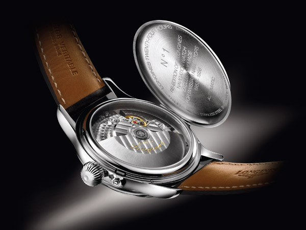 La montre Longines Twenty-Four Hours dispose d’un fond transparent, protégé par un couvercle, révélant les battements de son mouvement. La montre Longines Twenty-Four Hours dispose d’un fond transparent, protégé par un couvercle, révélant les battements de son mouvement.
