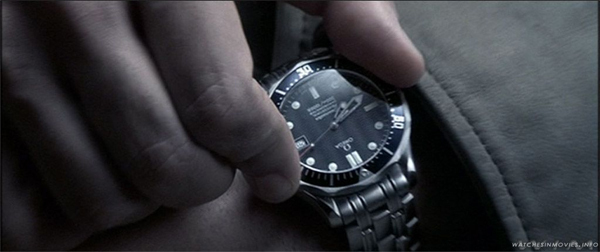 Trahi par le MI16, James Bond porte une montre Omega Seamaster Professional