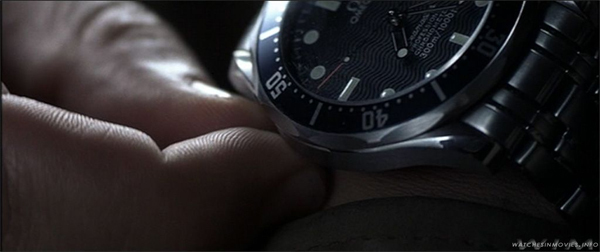 Trahi par le MI16, James Bond porte une montre Omega Seamaster Professional