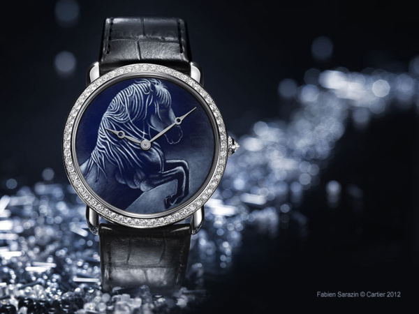 Montre Ronde Louis Cartier taille XL, décor cheval, émail grisaille Boîte : Or gris rhodié 18 carats sertie de 61 brillants pour 1.57 carats Couronne perlée ornée d’un brillant Cadran : Or gris 18 carats motif cheval en émail grisaille Bracelet : Alligator semi-mat noir Boucle double déployante réglable en or gris rhodié 18 carats sertie de 43 brillants pour 0.42 carats Étanchéité : 30 mètres / 100 ft / 3 bars Mouvement mécanique manufacture à remontage manuel, calibre 430 MC Édition limitée et numérotée de 80 pièces Montre Ronde Louis Cartier taille XL, décor cheval, émail grisaille Boîte : Or gris rhodié 18 carats sertie de 61 brillants pour 1.57 carats Couronne perlée ornée d’un brillant Cadran : Or gris 18 carats motif cheval en émail grisaille Bracelet : Alligator semi-mat noir Boucle double déployante réglable en or gris rhodié 18 carats sertie de 43 brillants pour 0.42 carats Étanchéité : 30 mètres / 100 ft / 3 bars Mouvement mécanique manufacture à remontage manuel, calibre 430 MC Édition limitée et numérotée de 80 pièces