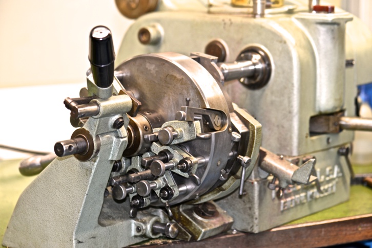 Machine utilisée depuis 60 ans pour tailler les cadrans Machine utilisée depuis 60 ans pour tailler les cadrans