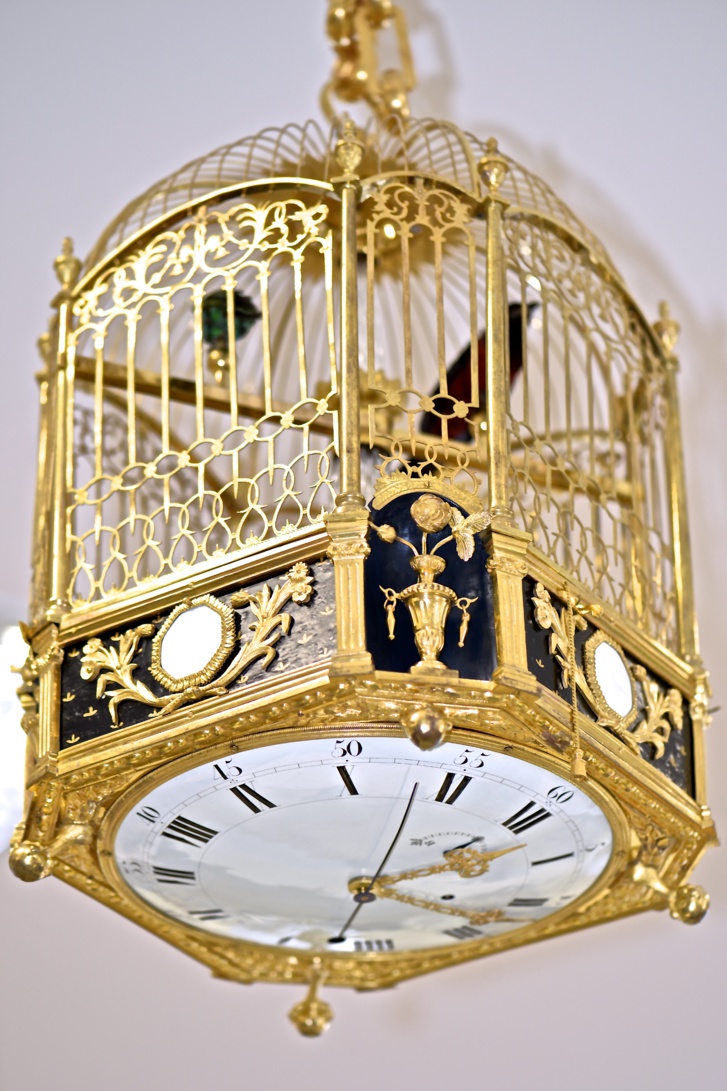 Dans un mouvement de danse mécanique, les ailes des oiseaux chantant se déplient pour lire l'heure Dans un mouvement de danse mécanique, les ailes des oiseaux chantant se déplient pour lire l'heure