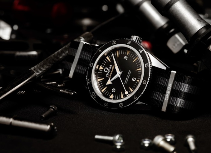 Daniel Craig en visite à la manufacture OMEGA de Villeret, en Suisse