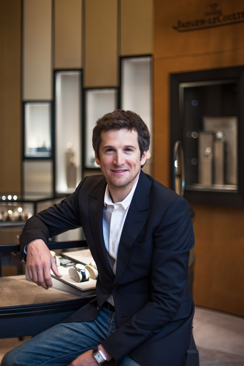 Guillaume Canet à la boutique flagship Jaeger-LeCoultre de New York au 701 Madison Avenue, portant sa montre Grande Reverso Calendar