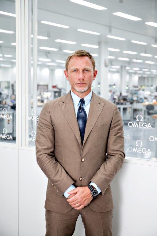 Daniel Craig en visite à la manufacture OMEGA de Villeret, en Suisse