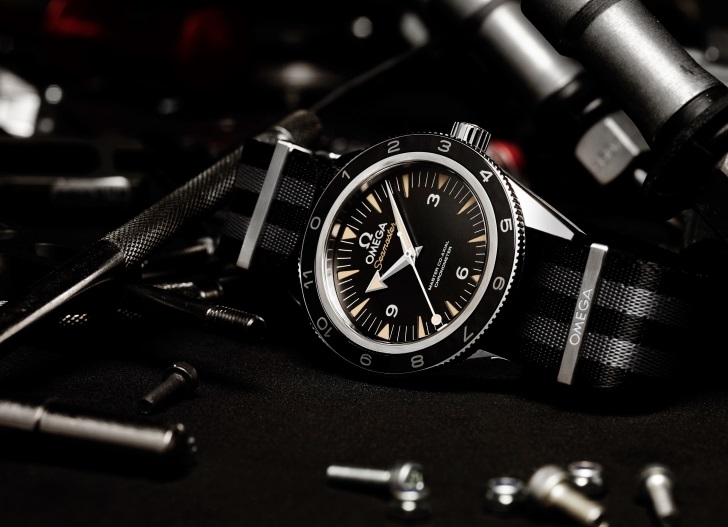 Daniel Craig en visite à la manufacture OMEGA de Villeret, en Suisse