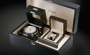 Coffret Glashütte Original associant un chronomètre de marine restauré et un Senator chronomètre Platine